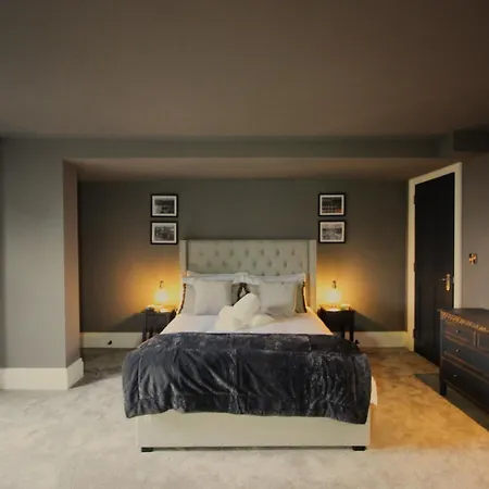The Boat House Luxury Apartment