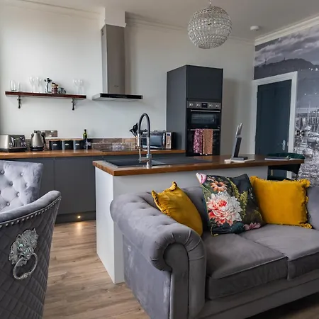 The Boat House Luxury Apartment